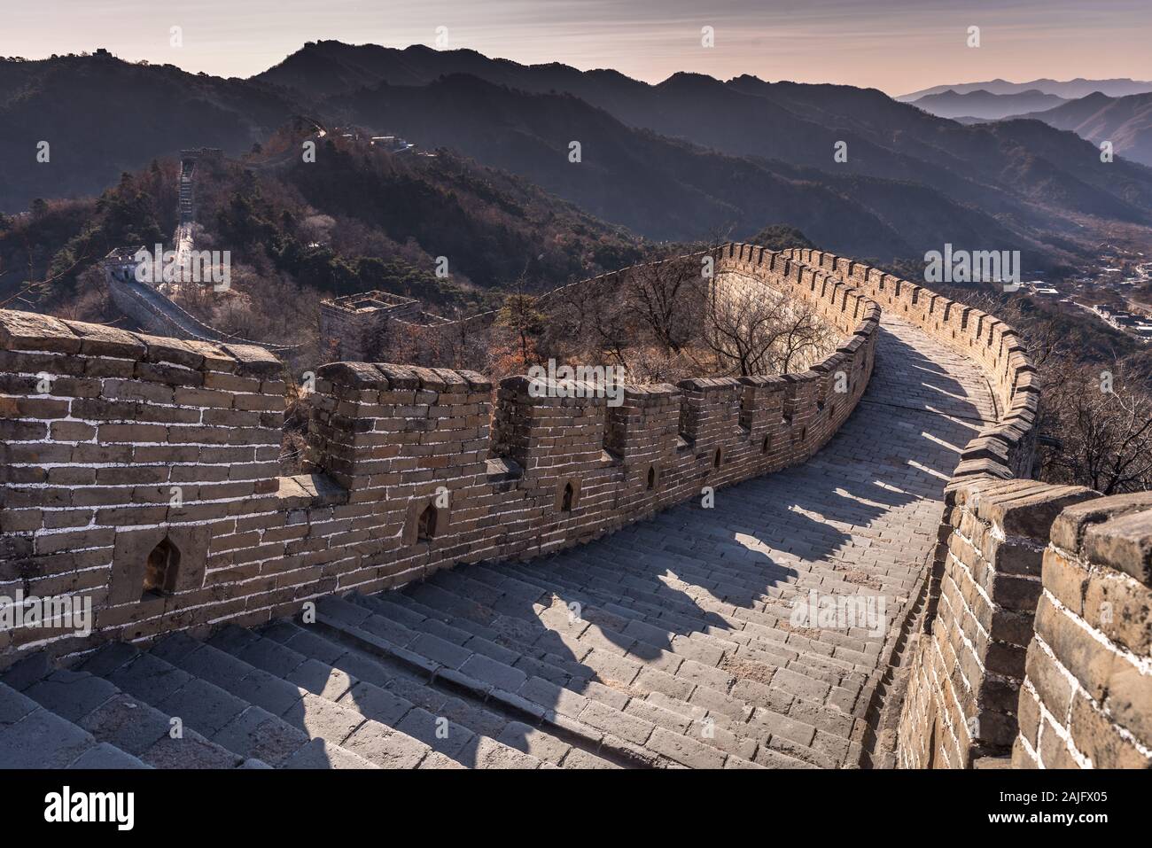 Mutianyu, Cina: Vista panoramica della Grande Muraglia cinese, deserto vuoto, nessuna gente Foto Stock