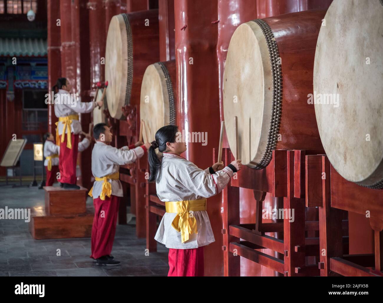 Pechino, Cina: Prestazioni presso la Torre del Tamburo a Pechino: interpreti giocare a battere i tamburi, esposizione del tamburo Foto Stock