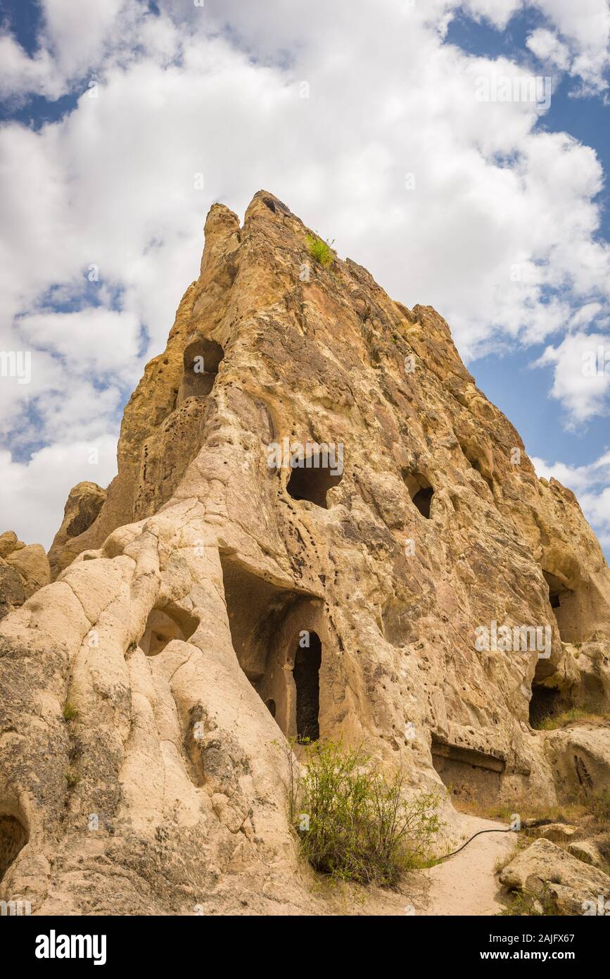 Cielo estivo luminoso sopra una roccia scolpita dimora nel Goreme Open Air Museum (sito patrimonio dell'UNESCO) Cappadocia, Turchia Foto Stock