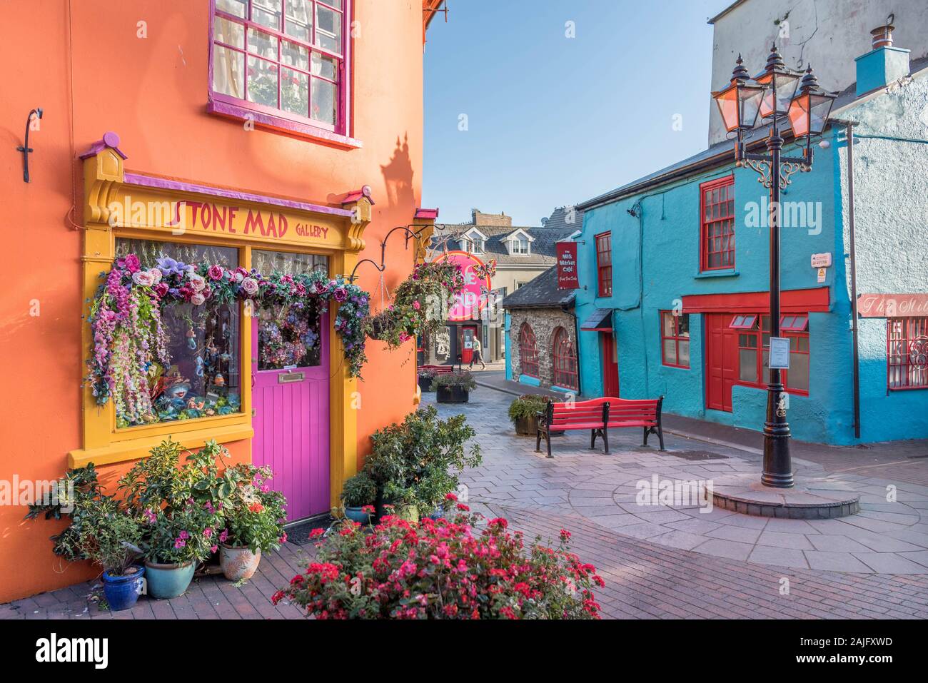 Kinsale, County Cork, Irlanda: Bella tradizionali colorate case irlandesi, fiori, colori brillanti facciate colorate, vecchio lampione lampione Foto Stock