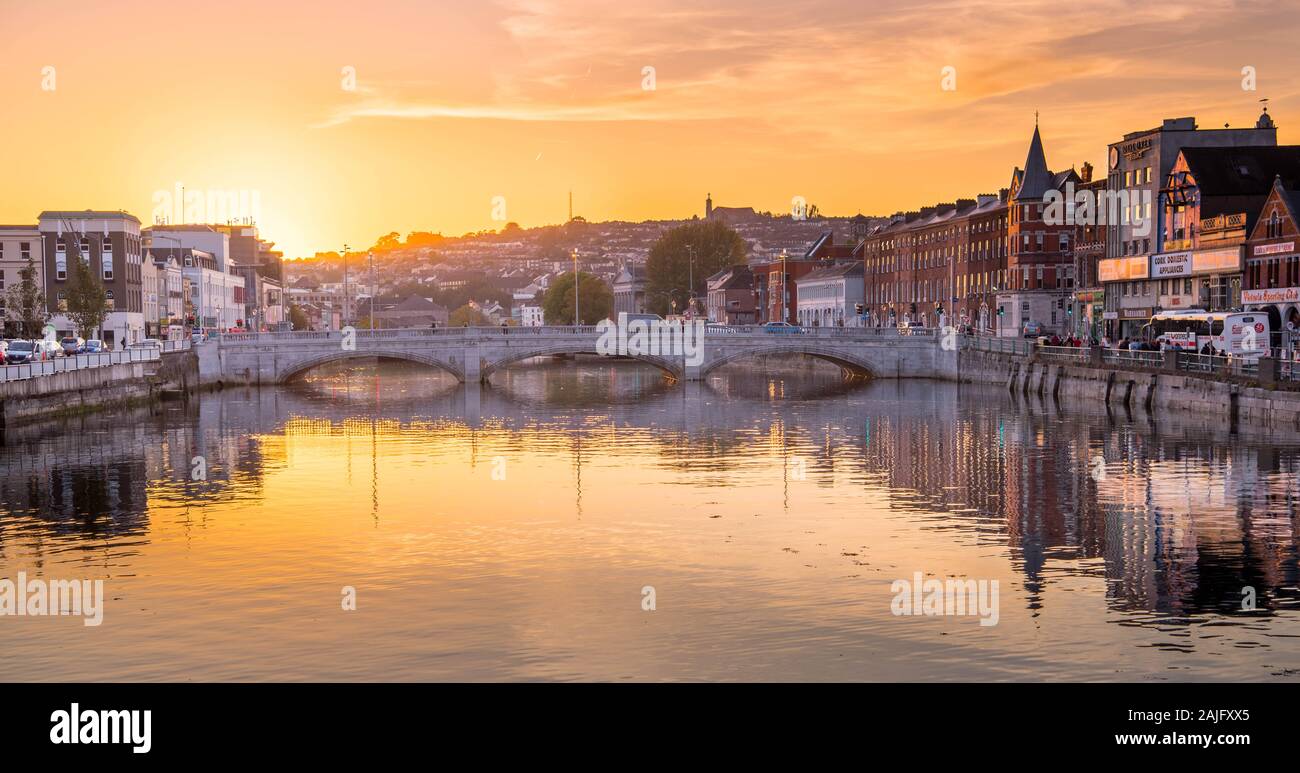 Cork, Irlanda: scenic vista al tramonto di San Patrick's Bridge al tramonto, Fiume Lee, edificio riflessi sull'acqua, crepuscolo, urban romantico paesaggio urbano Foto Stock