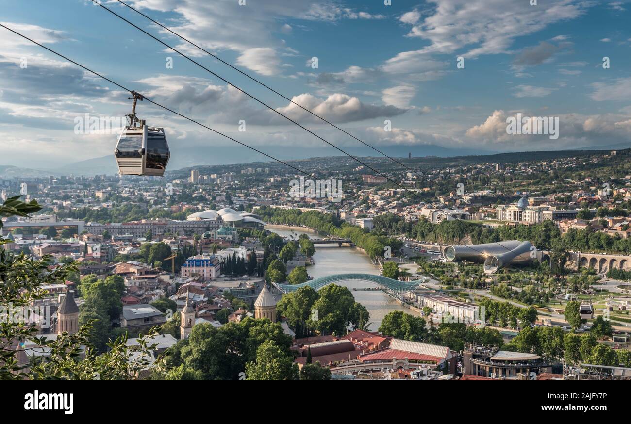 Tbilisi, Georgia: Antenna vista panoramica dalla fortezza di Narikala, funivia, città vecchia, architettura moderna, Kura river, Rike Park Foto Stock