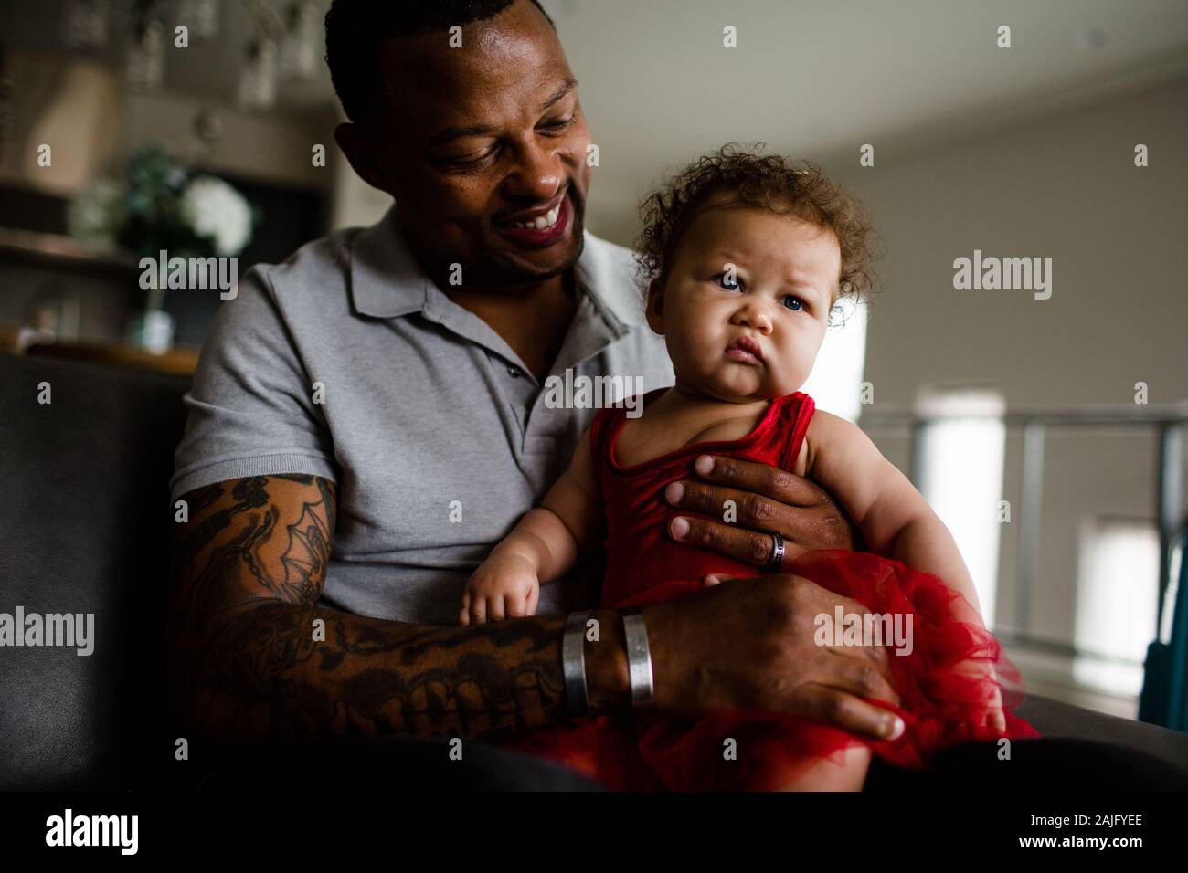 African American Dad Holding Mixed Race figlia Foto Stock
