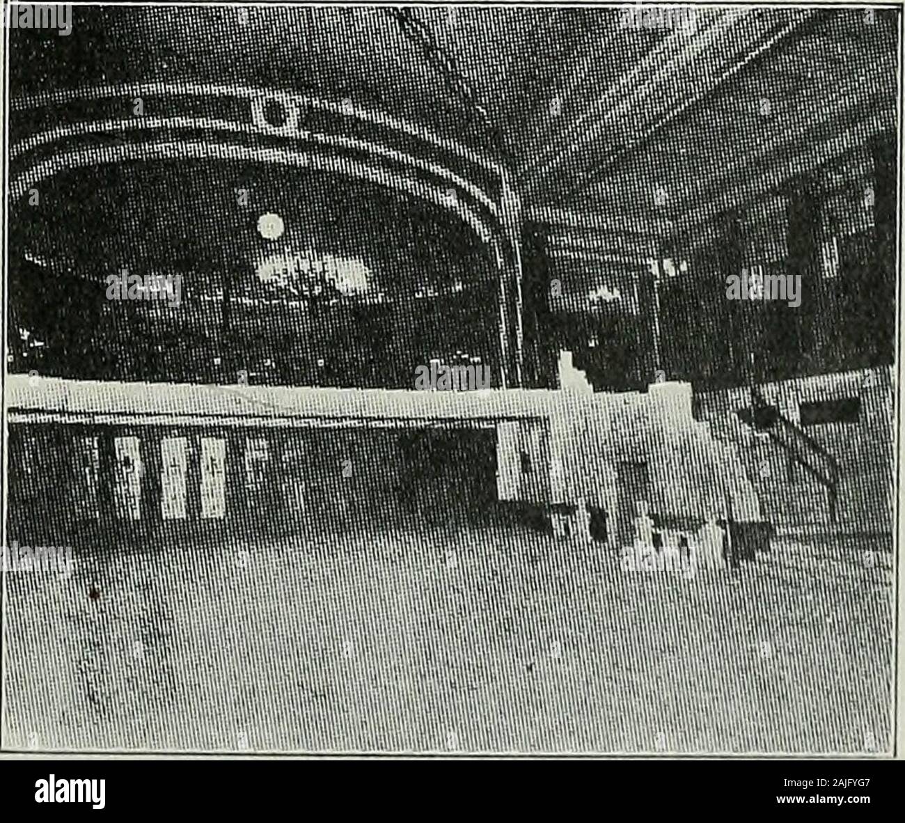 Architetto e ingegnere . Palace riieatrc, CincinnatiGeo. L. Kapp, architetto Lobby, Strand Theatre di Brooklyn, New York 74 L'architetto e ingegnere questi sono stati riportati da viaggiatori per rappresentare dalla distanza, hightowers questa impressione è stata causata dai tetti di circolare su smglelarge spogliatoio che si trova al di sopra della fase. Il pubblico hanno portato le loro feci o si fermò m un aperto al skyenclosure davanti la fase corretta. Più tardi, semi-circolare eleva a gradino-zioni sono stati aggiunti e queste sono state coperte, ancora leavmg la porzione centrale ^^l'illuminazione è stata aveva per mezzo di candele Foto Stock