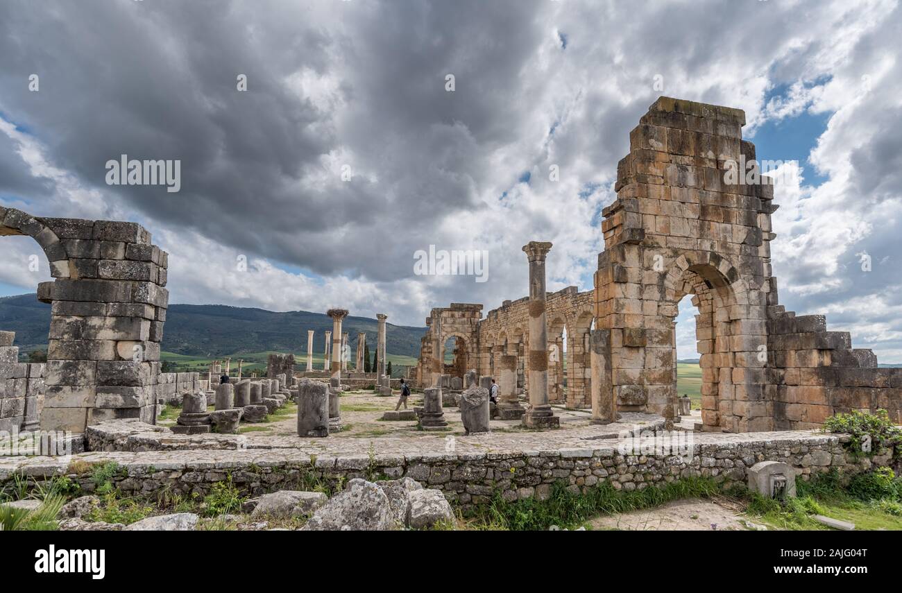 Volubilis, Marocco: scavo e al sito archeologico, i ruderi della basilica romana, Berber, città dichiarata patrimonio dell umanità dall Unesco vicino a Meknes Foto Stock