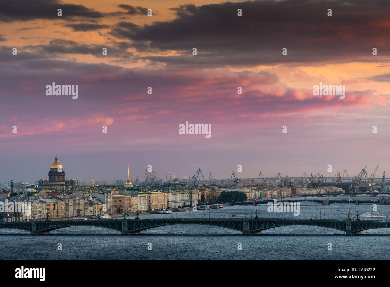 Vista aerea: fiume Neva e San Pietroburgo cityscape: ponte Troitsky, Winter Palace, la Cattedrale di San Isacco e gru portuali nella distanza Foto Stock