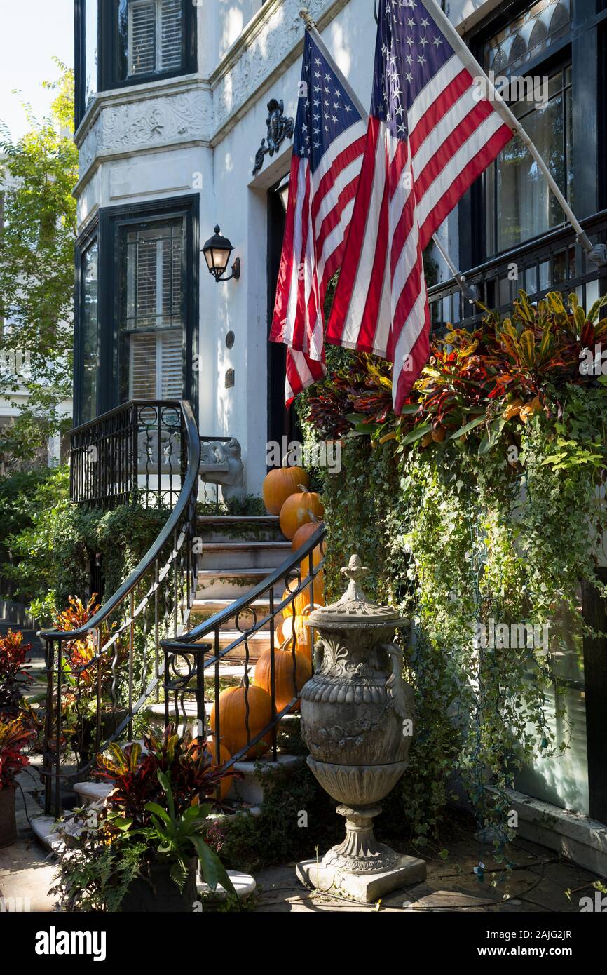 Passi per casa con noi le bandiere nel centro di Savannah, GA, Stati Uniti d'America Foto Stock