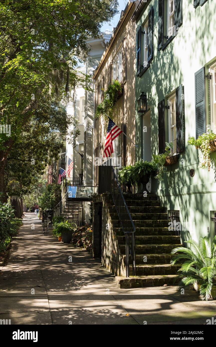 Casa con noi le bandiere nel centro di Savannah, GA, Stati Uniti d'America Foto Stock