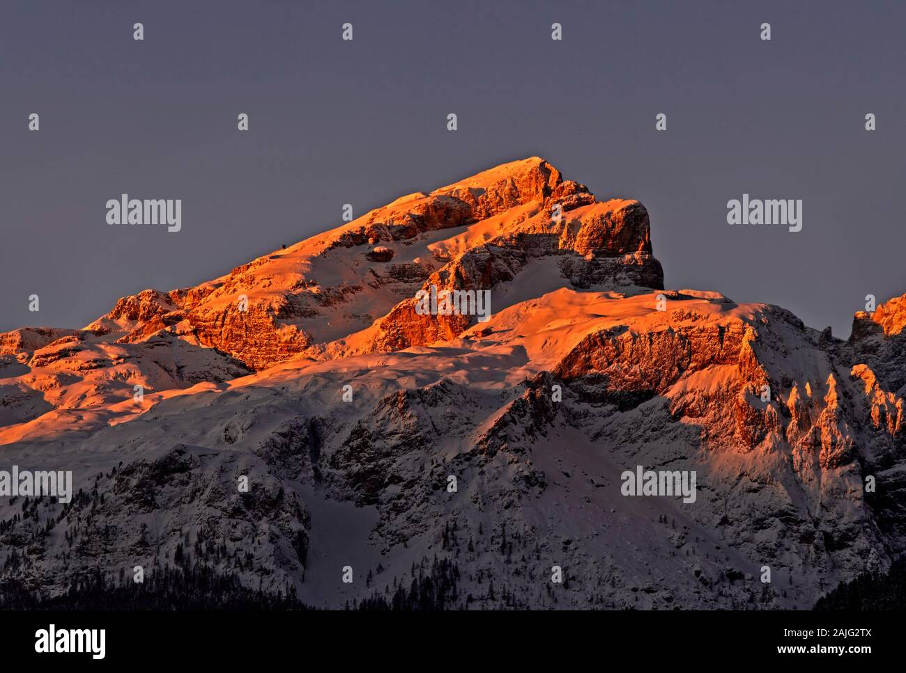 Primo sole luce alla coperta di neve Piz da Lec de Boe, Sella mountain range, Dolomiti, Alto Adige, Italia Foto Stock