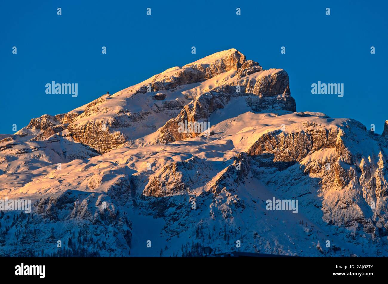 Primo sole luce alla coperta di neve Piz da Lec de Boe, Sella mountain range, Dolomiti, Alto Adige, Italia Foto Stock