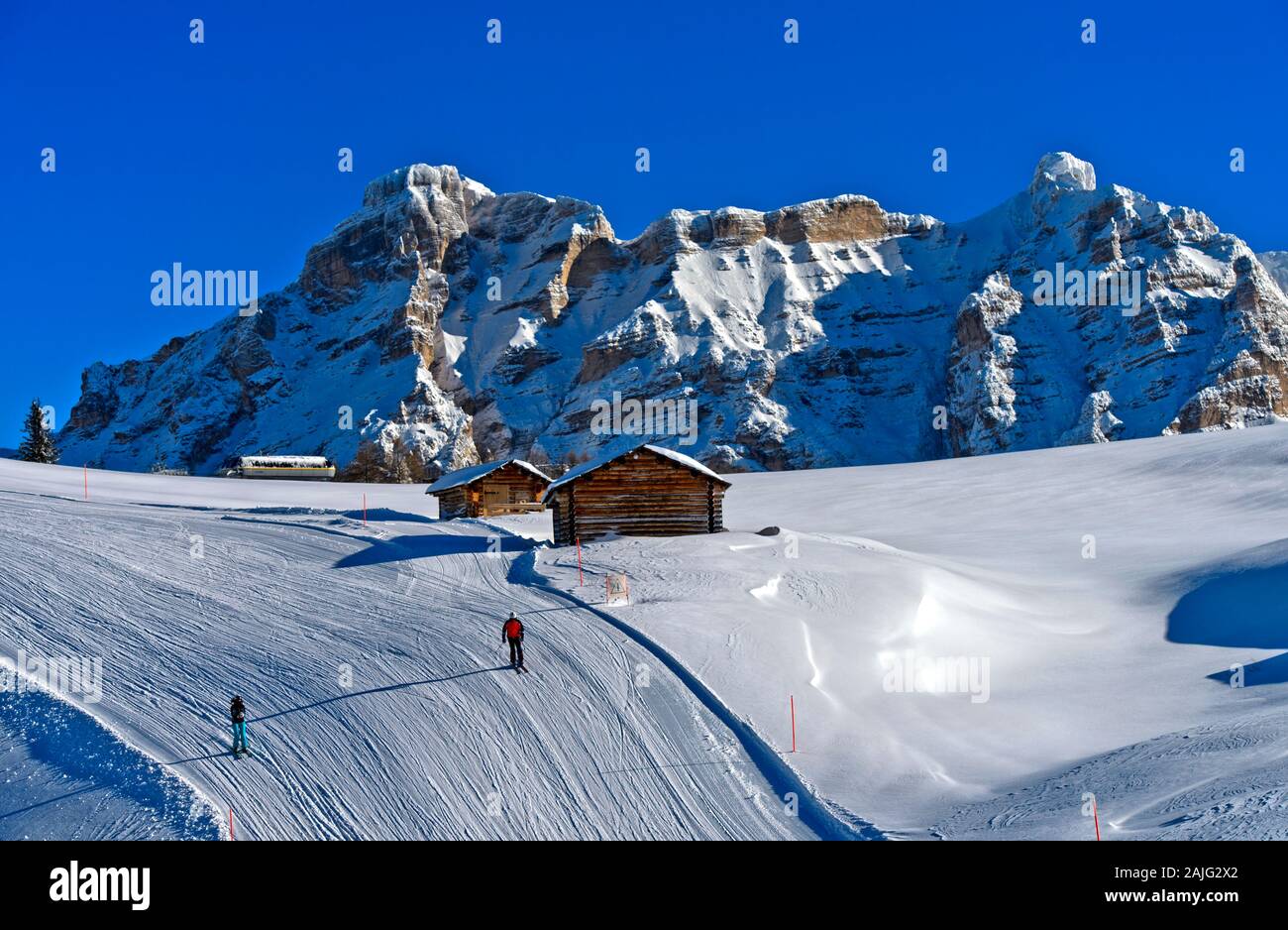 Pista da sci contro la gamma della montagna nella regione di sci Alta Badia La Villa Alta Badia, Dolomiti, Alto Adige, Italia Foto Stock