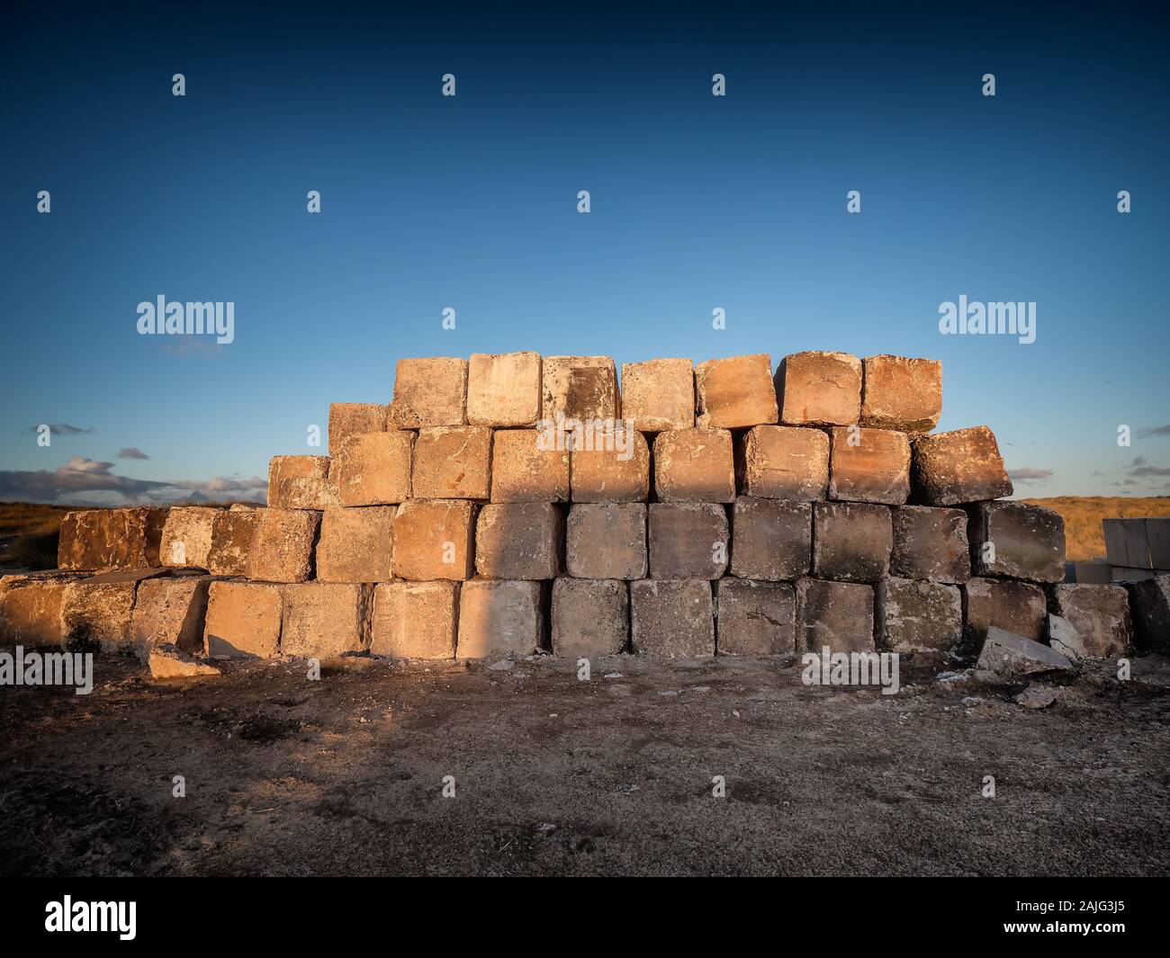 I blocchi di calcestruzzo per essere utilizzato per la protezione delle coste, Thyboroen in Danimarca Foto Stock