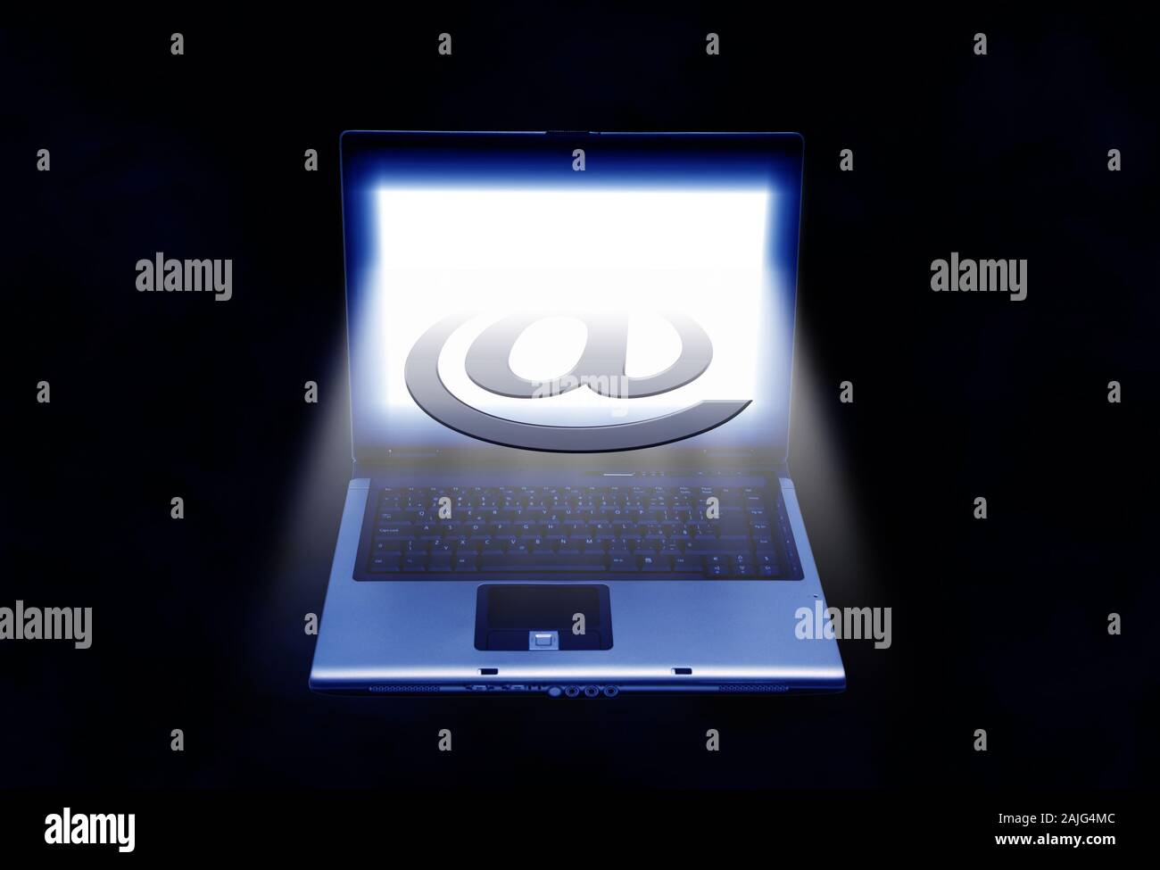 Lo schermo del notebook con e-mail simbolo uscente da esso Foto Stock