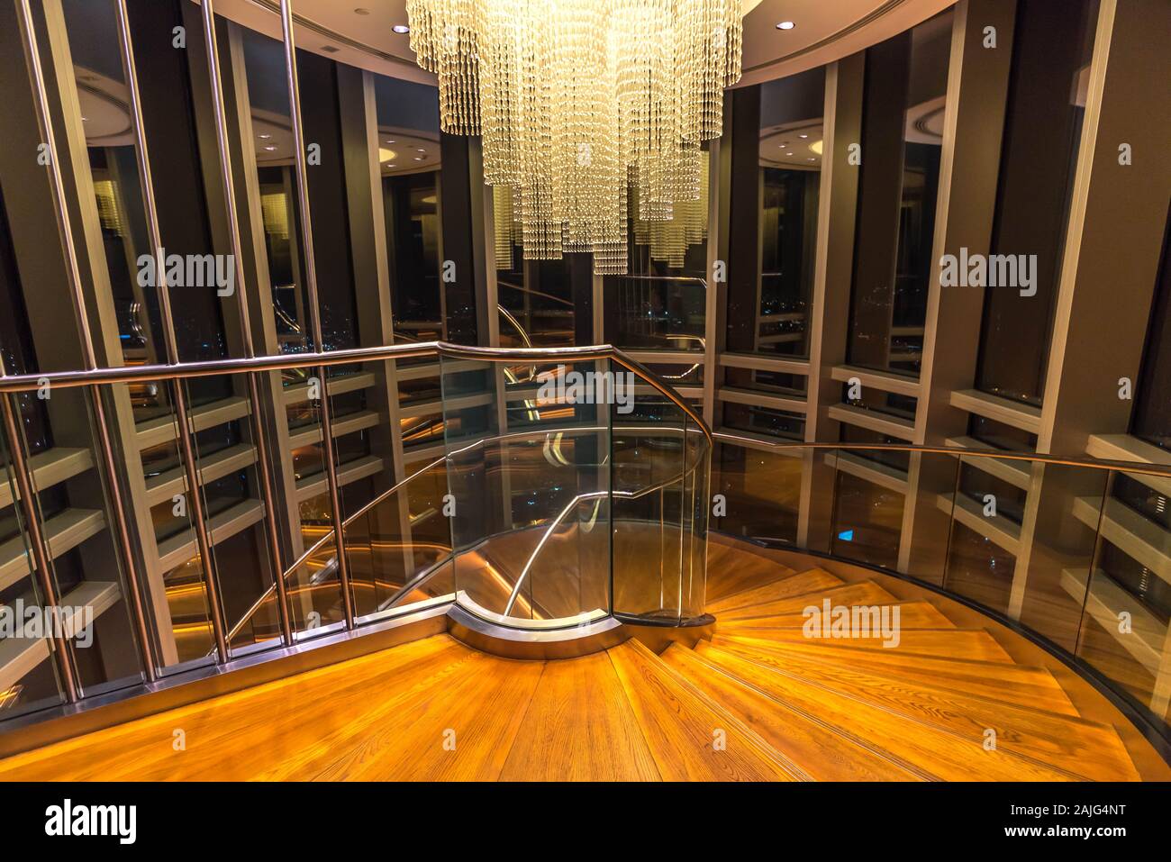 Dubai, Arabi Uniti: in cima, interno del Burj Khalifa di avvolgimento a spirale scale scala (pavimento 124 125) e il lampadario di cristallo interni Foto Stock