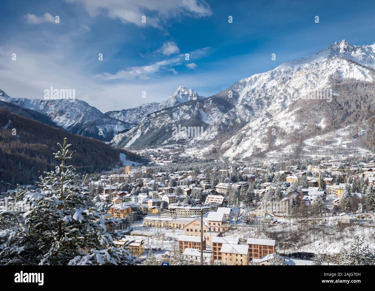 Panorama di Bardonecchia, Piemonte, Italia, Alpi Italiane, coperte di neve fresca dopo una nevicata, pendii nevosi, paesaggio invernale, lo sci Foto Stock
