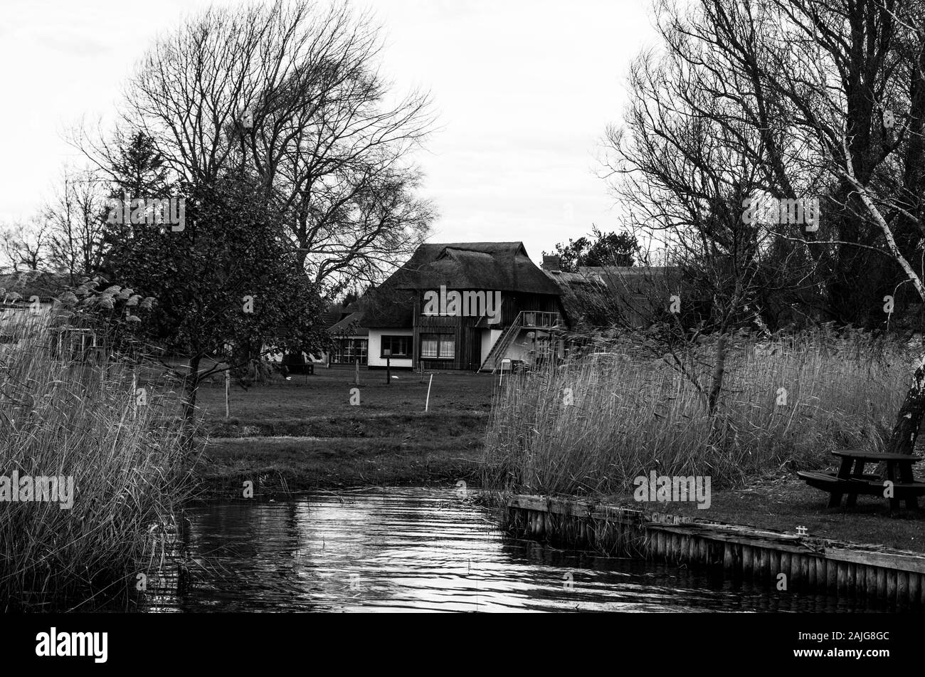 Il vecchio nostalgico Lake House, la fotografia in bianco e nero evoca una nostalgica visione del passato. Lago tedesco nel Mecklenburg Vorpommern. Foto Stock