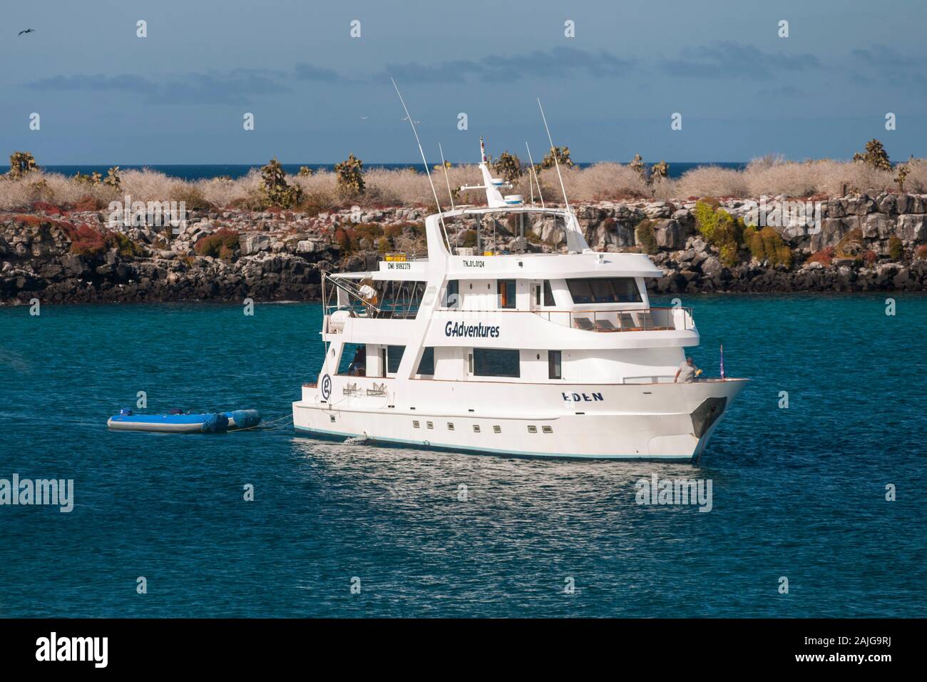 Il G-avventure barca "Eden" ancorata al largo delle coste del Sud Plaza isola, in Galapagos, Ecuador. Foto Stock