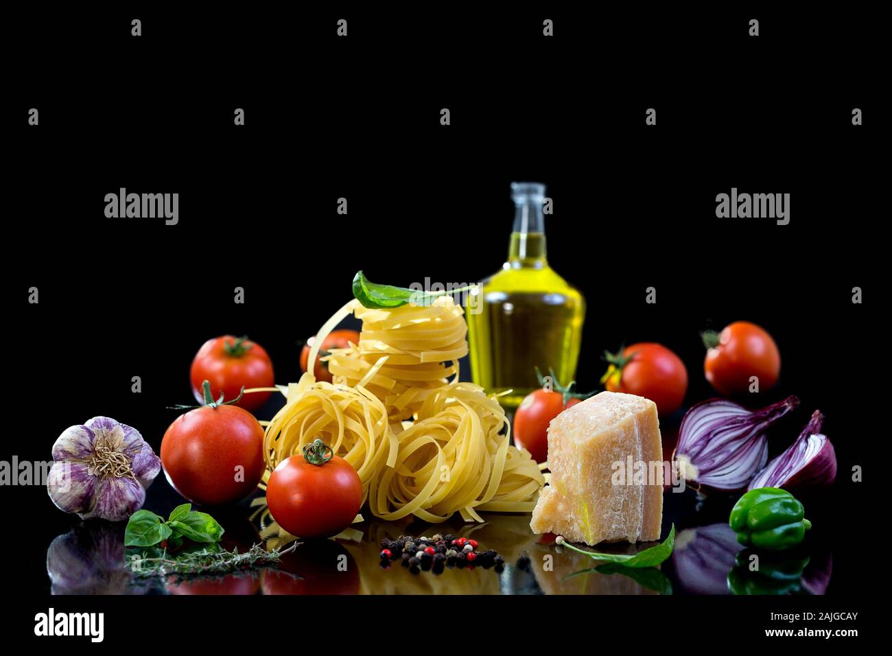 La composizione della pasta e della verdura su sfondo nero Foto Stock