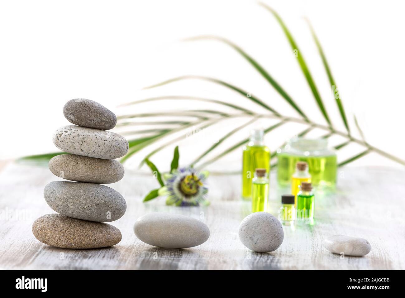 Spa ancora in vita di passiflora fiore su pietre zen closeup su sfondo bianco Foto Stock