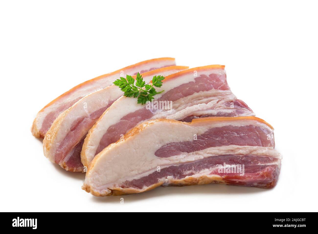 Fumato pancetta affettata su sfondo bianco pronti per la cottura Foto Stock