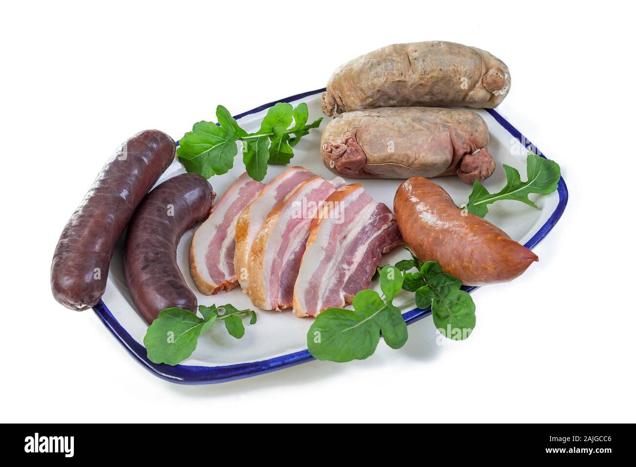 Selezione di francese insaccato crudo con foglie di rucola in una piastra isolata su sfondo bianco. Foto Stock