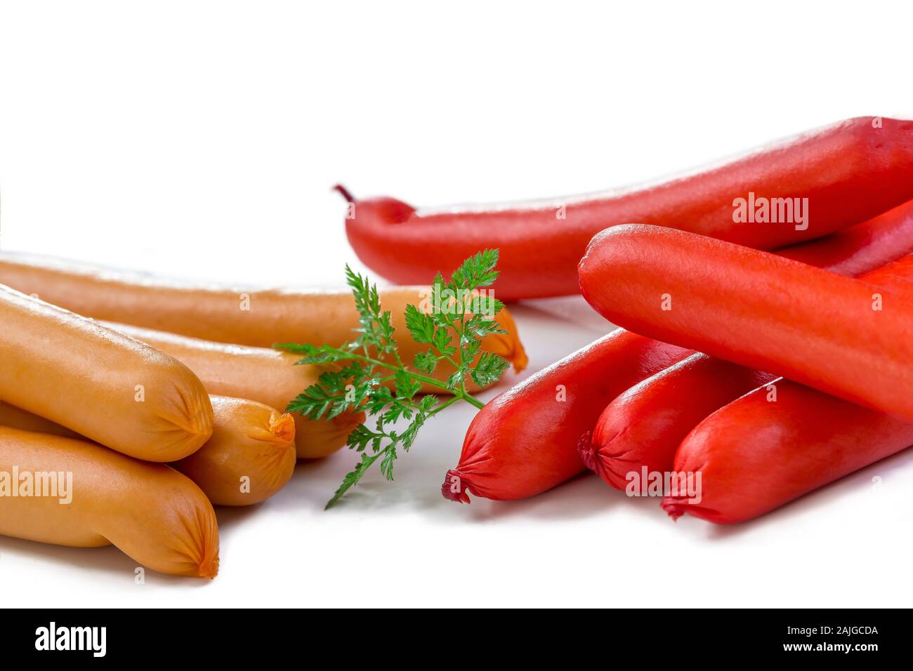 Pila di alsaziano Strasburgo e la salsiccia di Francoforte, su bianco Foto Stock