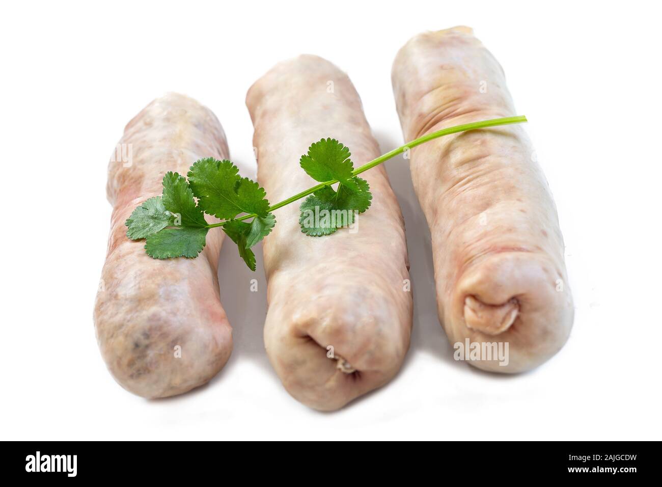 Andouillette: francese tipica salsiccia di maiale intestino su uno sfondo bianco. Foto Stock