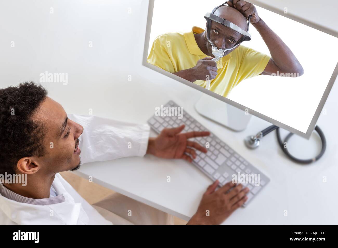 La telemedicina o la telesanità concetto. medico sul computer allo schermo del laptop. assistere il paziente per una continua cpap pressione aria positiva con assistente Foto Stock