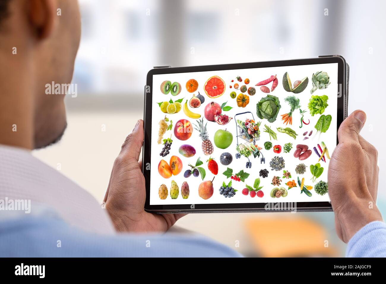 Mangiare sano concetto su un tablet.giovane azienda digitale compressa con cibo sano Foto Stock