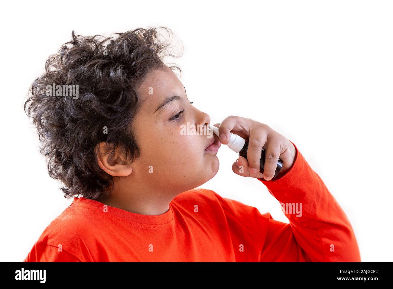 Auto-medicare: boy con spray nasale concetto di allergia e di influenza. su sfondo bianco, isolata, con copia spazio. Foto Stock