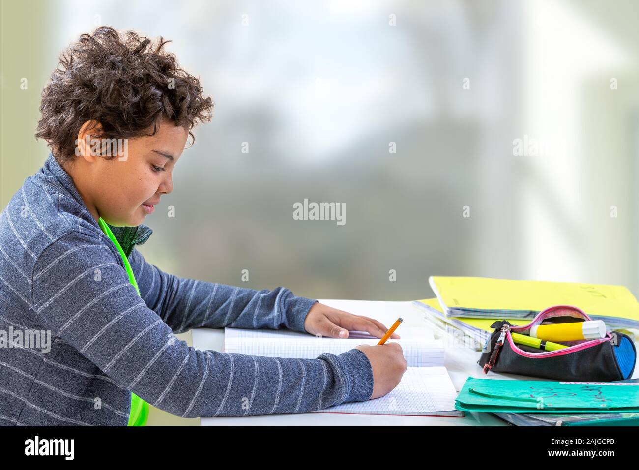 Young Teen boy studente facendo i compiti a casa Foto Stock