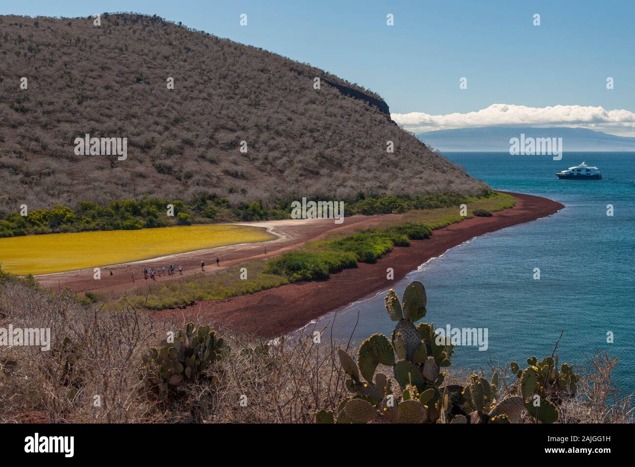 I turisti a piedi sull isola Rabida, Galapagos, Ecuador. Foto Stock