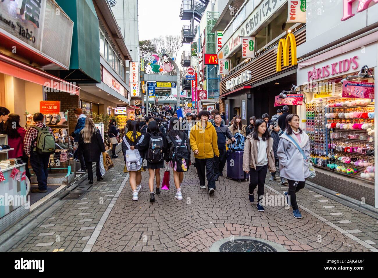 TOKYO, Giappone - 7 febbraio 2019: persone non identificate a piedi lungo via Takeshita a Harajuku, un famoso Japanese cosplay fashion street. Foto Stock