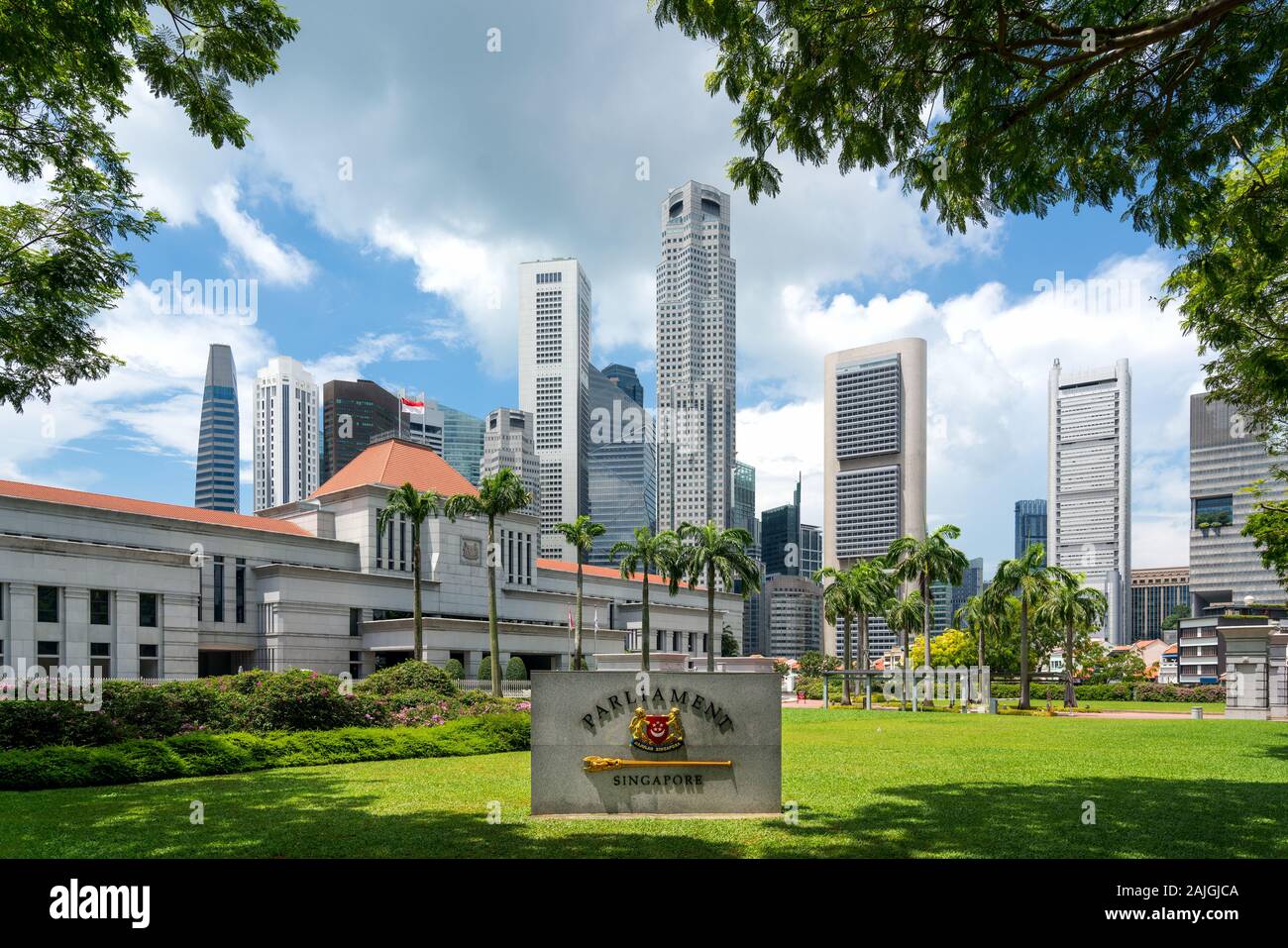 Singapore edificio del Parlamento di fronte a Singapore business skyline di distretto finanziario edificio del centro di Marina Bay, Singapore. Asian Tourism, mod Foto Stock