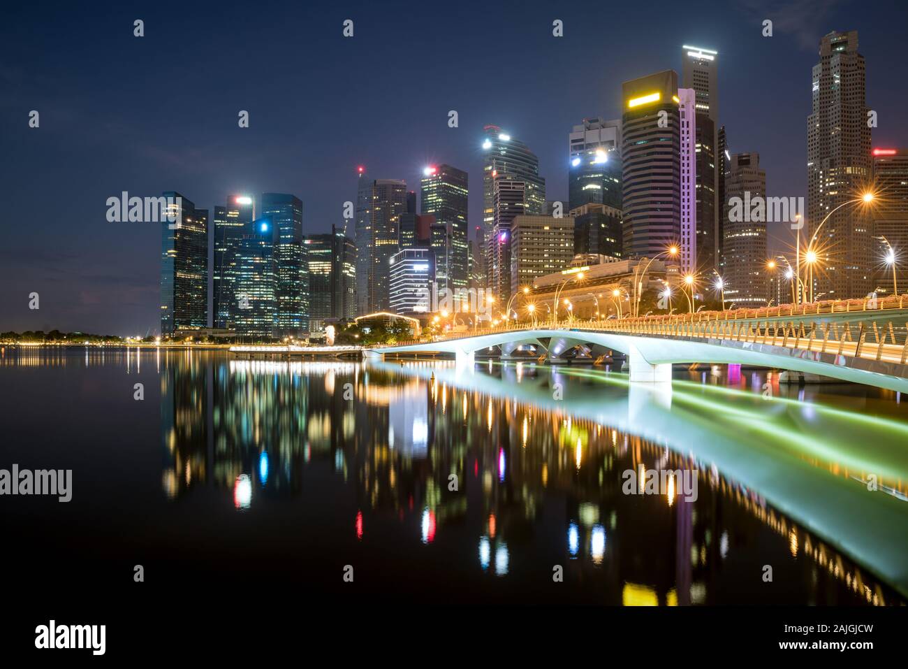 Singapore business district skyline del centro finanziario edificio con visite turistiche nella notte di Marina Bay, Singapore. Asian Tourism, città moderna Foto Stock