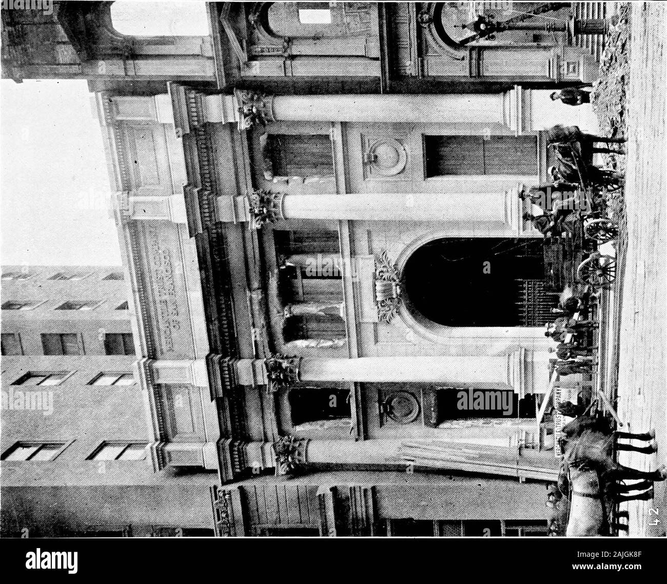 Il San Francisco terremoto e fuoco; una breve storia del disastro; una presentazione di fatti e fenomeni risultante, con speciale riferimento alla efficienza dei materiali di costruzione, lezioni di disastro . e sasli e filo di vetro. Se ciò fosse stato fatto, thereis un piccolo dubbio ma che tlie intero contenuto dell'edificio wouldhave stato salvato e tlic danni limitati a quella sostenuta dail esterno. Questo edificio ha resistito gli effetti del fuoco e terra-quake mirabilmente e può essere riparata senza difficoltà. Mercantile Cojipanys Tiiust edificio. Sul lato nord della California Street, Ixtwe Foto Stock