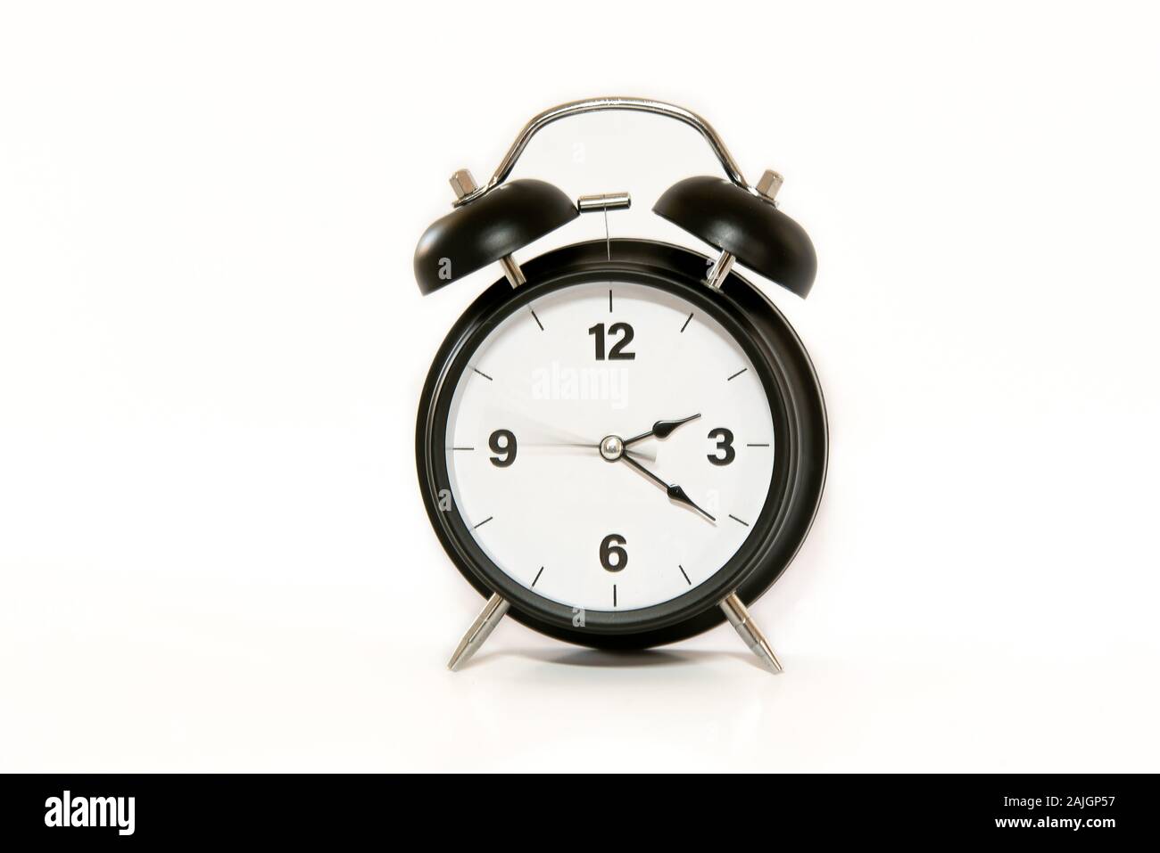 Vintage orologio sveglia con semplici e design minimalista, isolato su sfondo bianco. Secondo braccio in movimento, il sentimento del tempo che passa, ticchettio. Foto Stock
