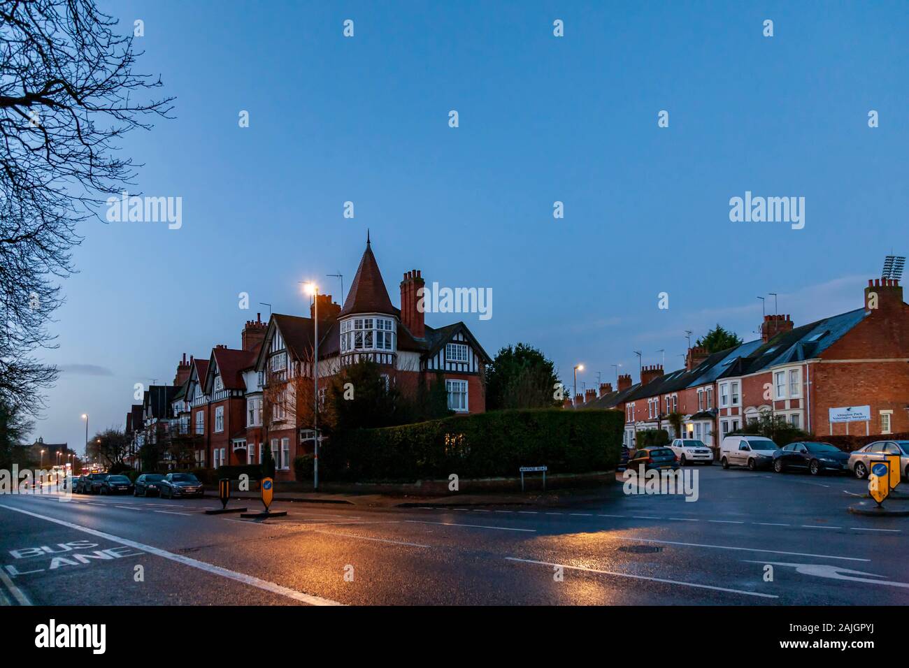 Ora blu su Wellingborough rood Northampton luce il traffico dei pendolari in e fuori dal centro della città, l'Inghilterra, Regno Unito. Foto Stock