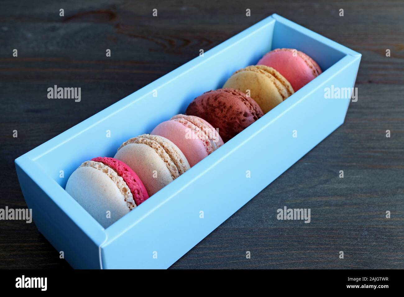 Scatola di Macarons in una varietà di bellissimi colori pastello Foto Stock