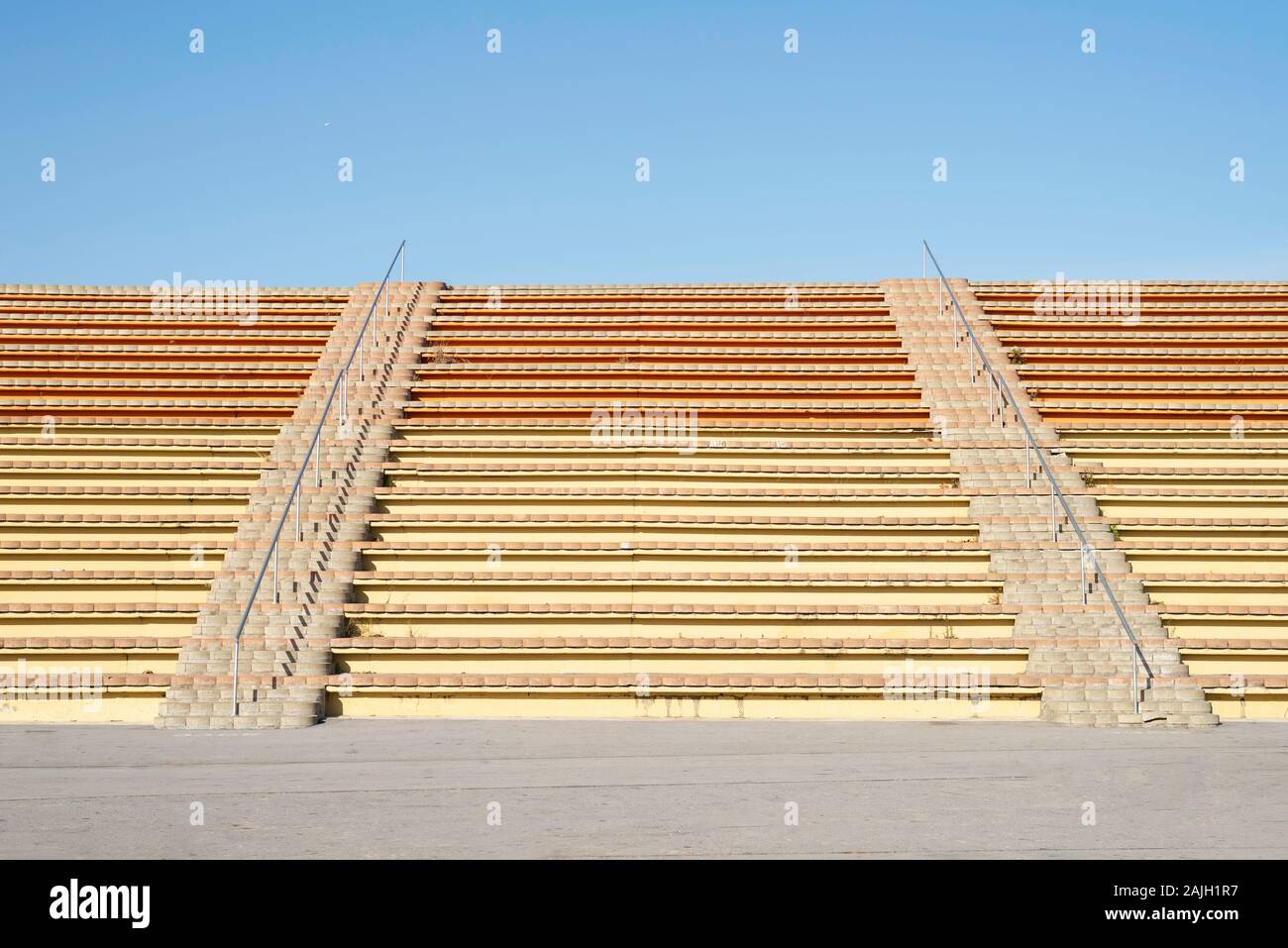 Sedie vuote in un stadio all'aperto in un parco della città Foto Stock