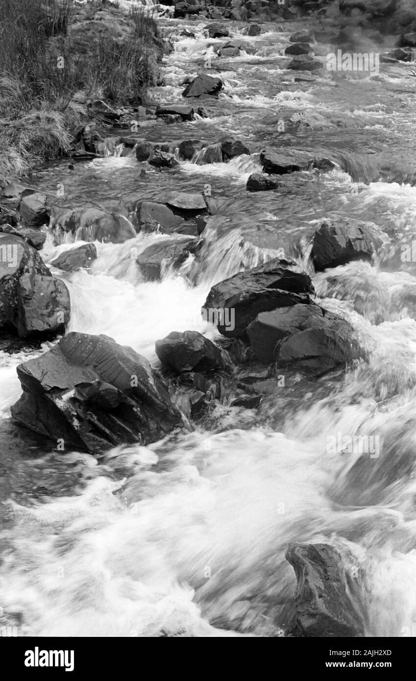 Fiume Rawthey Cautley al di sotto del beccuccio, Howgill Fells, Cumbria, Inghilterra, Regno Unito. Il vecchio film in bianco e nero fotografia, circa 1992 Foto Stock