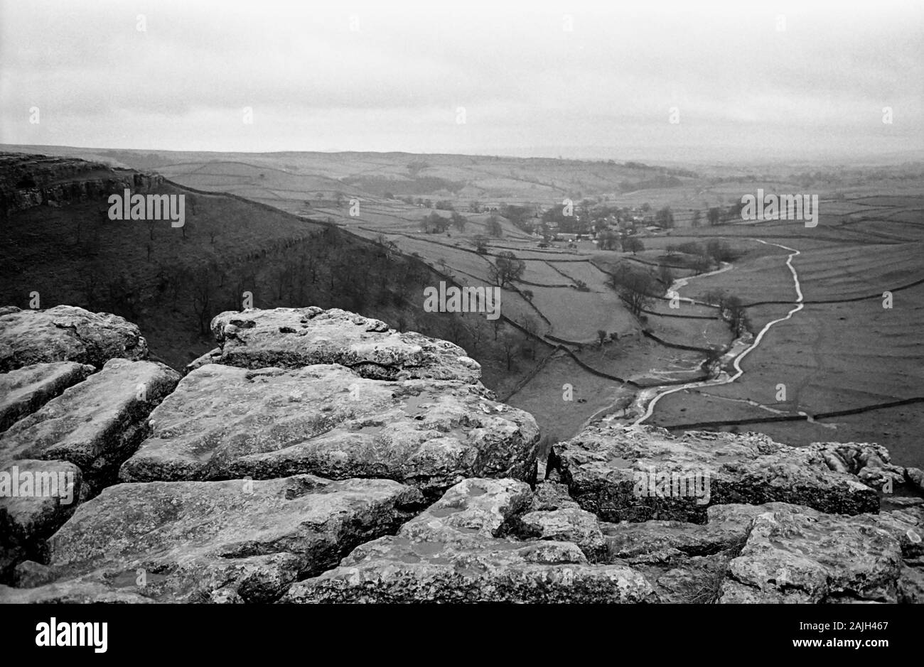 Il famoso marciapiede di calcare sopra Malham Cove, Yorkshire Dales, Inghilterra, Regno Unito. Film in bianco e nero fotografia, circa 1992 Foto Stock