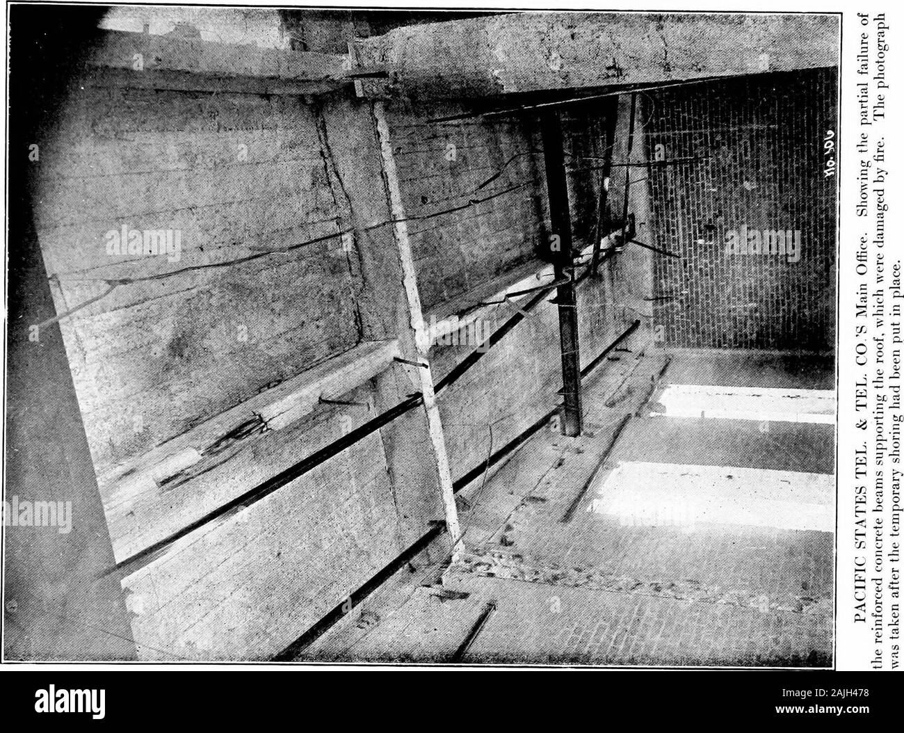 Il San Francisco terremoto e fuoco; una breve storia del disastro; una presentazione di fatti e fenomeni risultante, con speciale riferimento alla efficienza dei materiali di costruzione, lezioni di disastro . i V DEL PACIFICO TEL. & TEL. CO.S ufficio principale. Quarta Storia. Mostra la condizione tipica dei pavimenti Rocblingconcrete, filo canniccio intonacato e soffitti, parete di filo di occlusione e calcestruzzo protezione piantone. La fotografia wastaken dopo il lavoro di riparazione aveva iniziato e alcuni del gesso era stato rimosso. Questa storia è stata sottoposta ad un severefire, particolarmente intorno al cavo rack wel Foto Stock