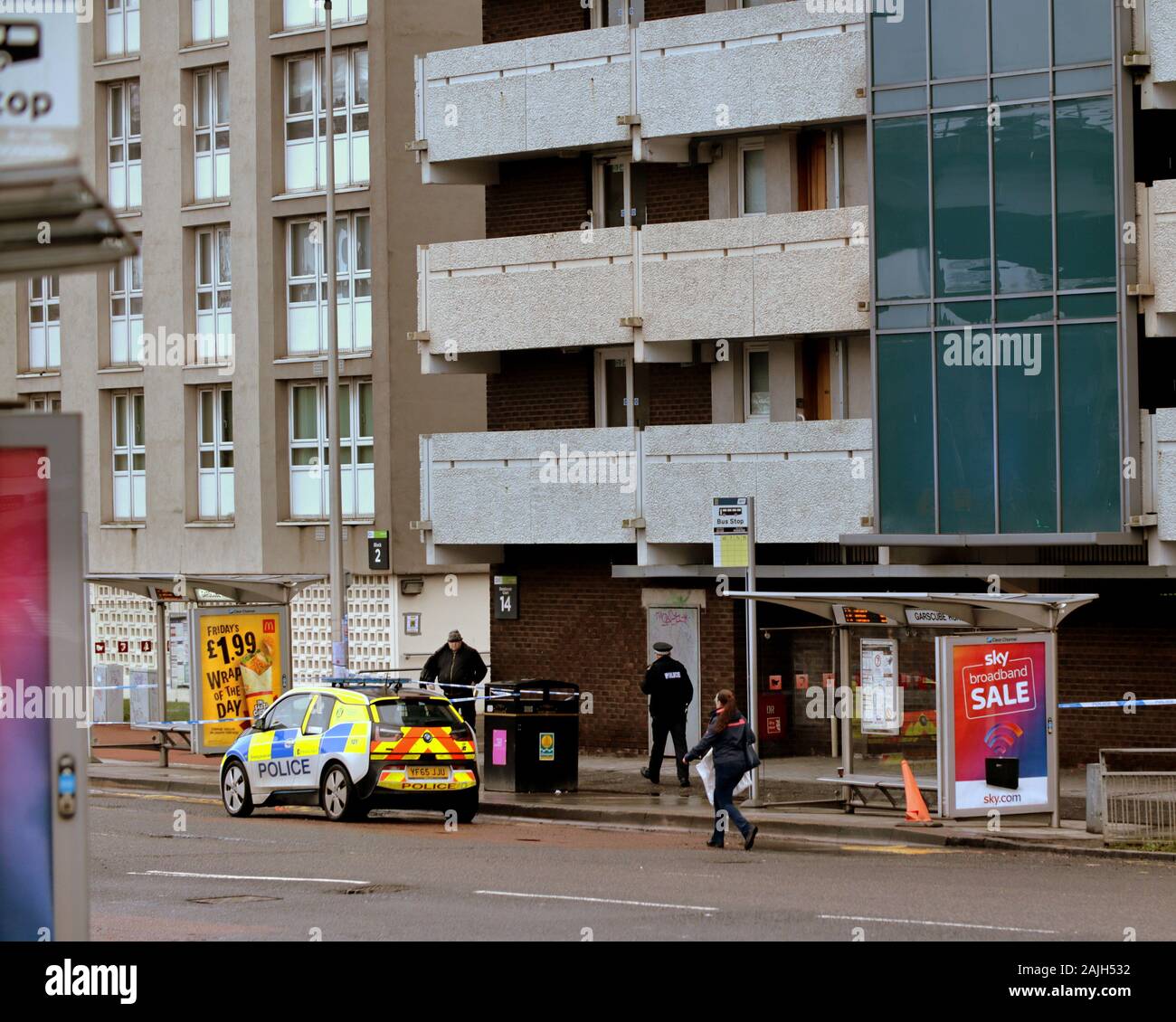 Glasgow, Scotland, Regno Unito 4 gennaio, 2019. Fermata bus incidente di polizia presso la fermata degli autobus in Cowcaddens come uomo in ospedale con gravi ferite alla testa dopo un incidente in precedenza questa mattina strada Garscube nastrato off presso gli appartamenti. Credito: gerard ferry/Alamy Live News Foto Stock