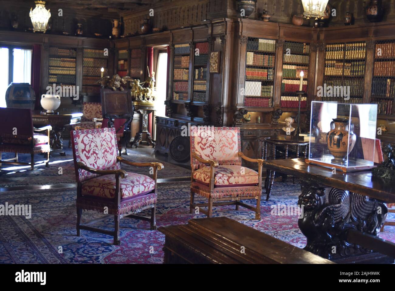 San Simeone, ca., U.S.A. Dicembre 6, 2017. William R. Il Castello di Hearst. San Simeon California membro Monumento Storico. Casa Grande libreria antiquaria Foto Stock