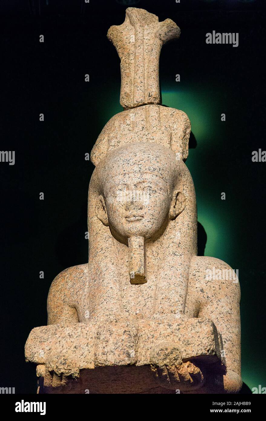 Visita di apertura della mostra "Osiris, i misteri sommersi dell'Egitto". Colossale statua del dio Felice presentando un tavolo di offerta. Foto Stock