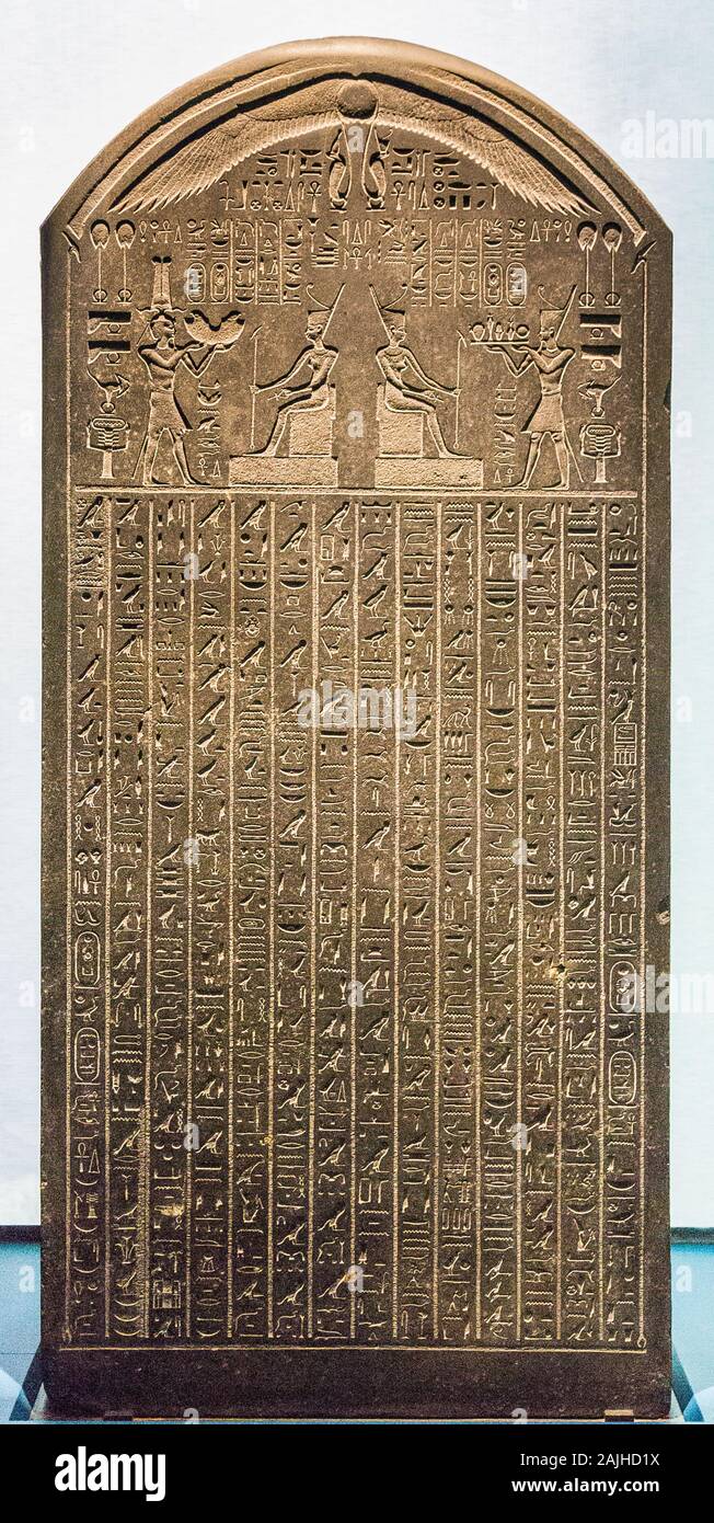 Visita di apertura della mostra "Osiris, Egypt's Sunken Mysteries". Stela di Thônis-Heraklion, da Nectanebo i, una copia della 'Naucratis stela'. Foto Stock