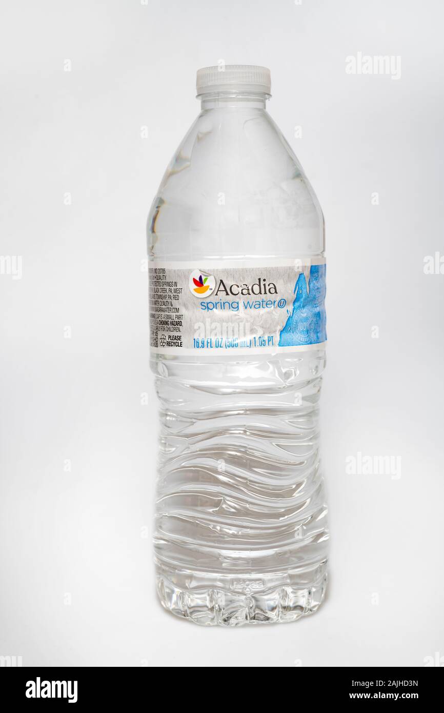 Molla di alimentare acqua in uso singola bottiglia di plastica Foto Stock
