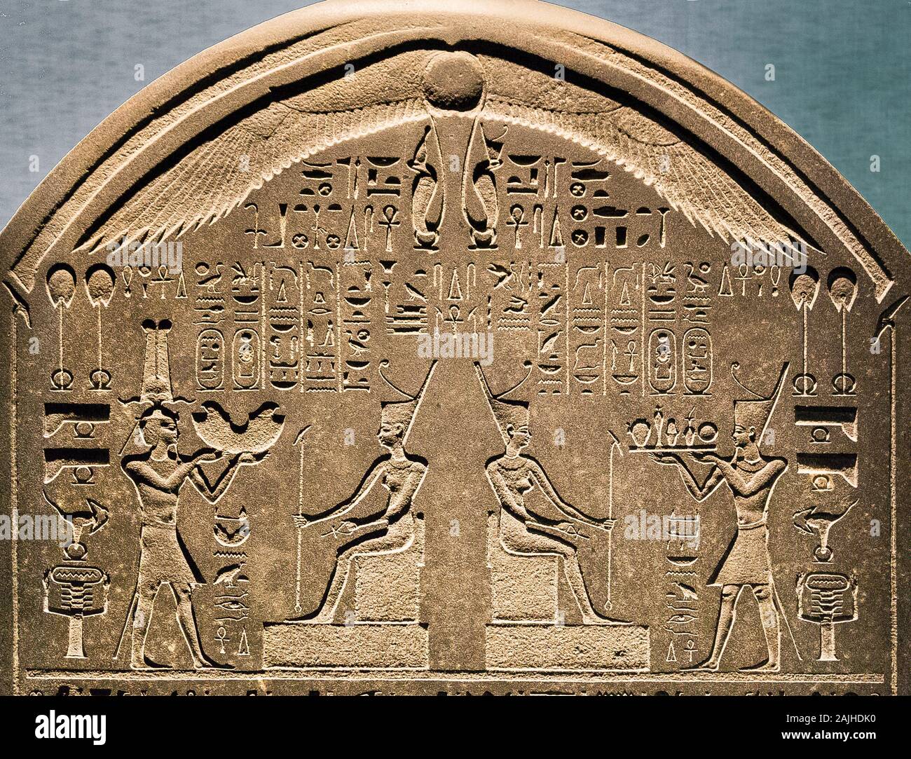 Visita di apertura della mostra "Osiris, Egypt's Sunken Mysteries". Stela di Thônis-Heraklion, da Nectanebo i, una copia della 'Naucratis stela'. Foto Stock