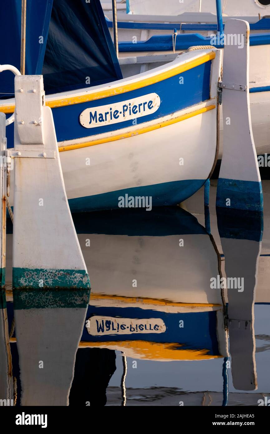 Ormeggiate barche da pesca noto come Barquette Marseillaise con fuoribordo timoni, il vecchio porto di Marsiglia / Vieux-Port de Marseille, Provenza, Francia Foto Stock